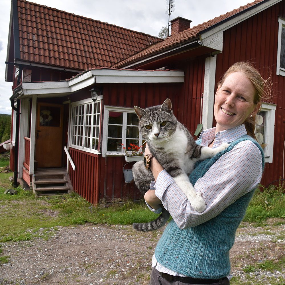 Kvinna i Storfors kommun håller katt i famnen